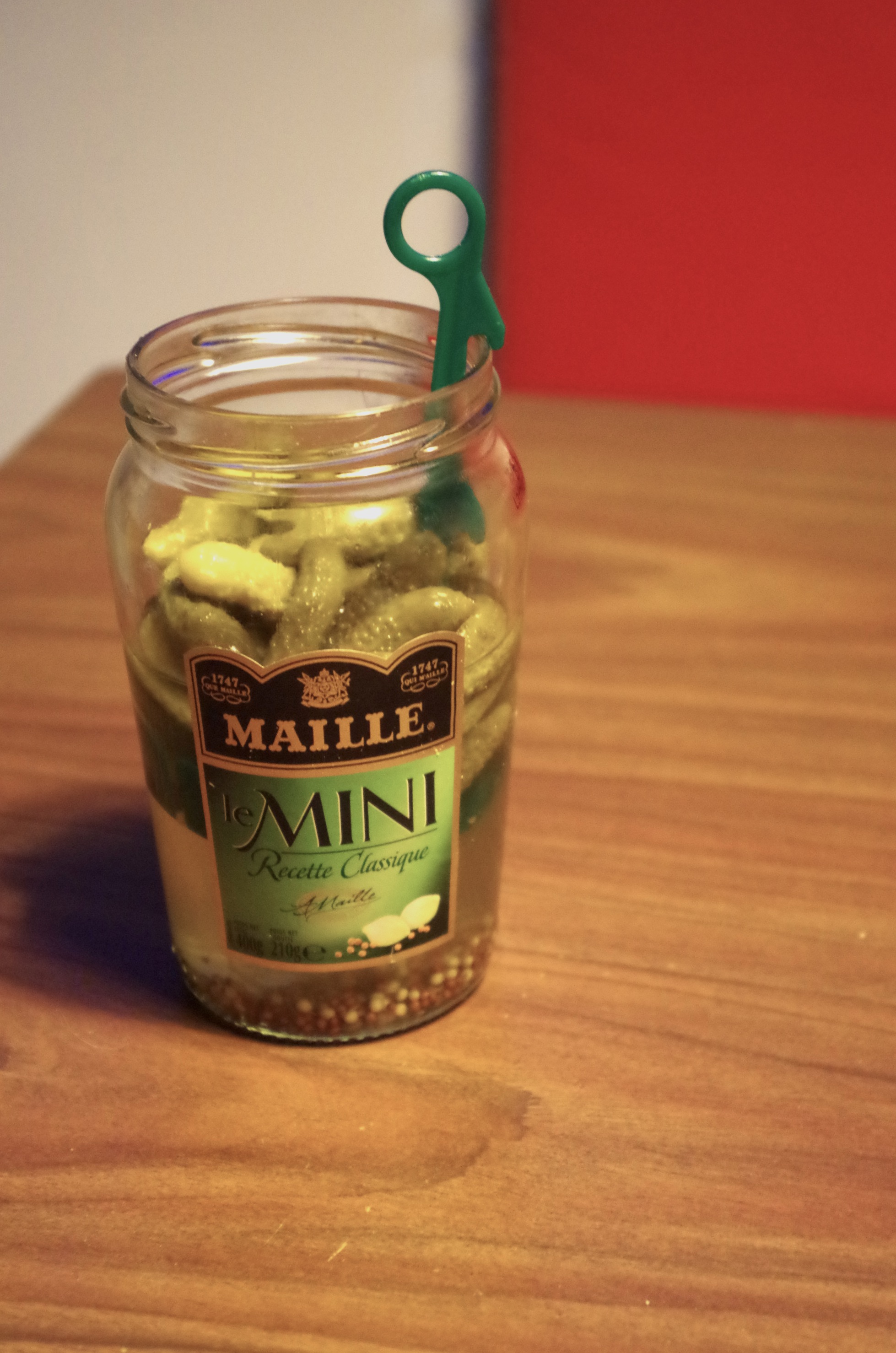 BUT OH THERE IS A PLASTIC THING SITTING UNDER THE PICKLES WITH A HANDLE THAT HAS LITTLE HOOKS ON IT THAT HOOK ONTO THE SIDE OF THE JAR TO BRING THE PICKLES TO THE SURFACE